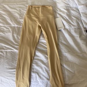 align HR pant 25” in the color prosecco 🥯